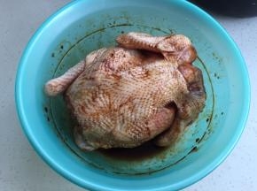 鸡洗净，内外抹上盐、老抽、生姜粉和肉桂粉。腌制4小时