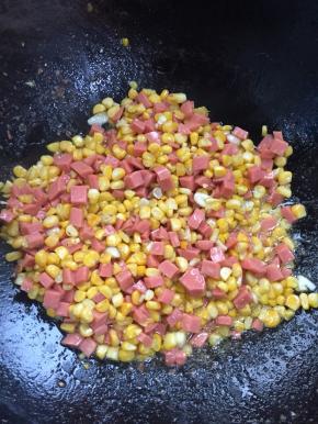 继续翻炒一分钟即可出锅啦。