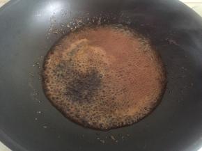 辅料里的材料混合在锅里煮沸。（用适量熟调节咸淡）