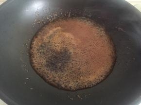 辅料里的材料混合在锅里煮沸。（用适量熟调节咸淡）