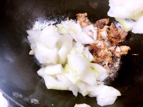 放入冬瓜炒至变软