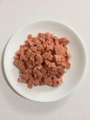 火腿肠切成小丁备用。