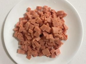 火腿肠切成小丁备用。