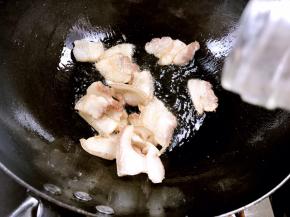 加入料酒，炒香