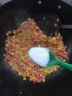 加入一勺盐调味。