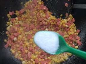 加入一勺盐调味。