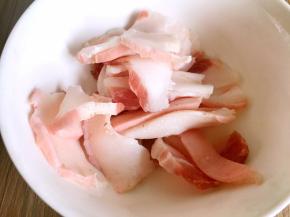 五花肉洗净，切薄片