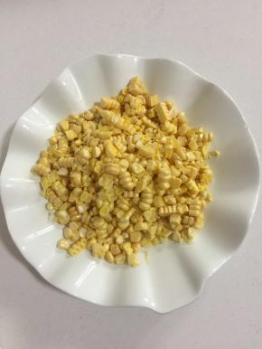 切下来的玉米粒清洗干净，沥干水分备用。