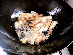 加入酱油，炒匀上色