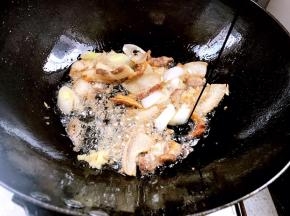 加入酱油，炒匀上色