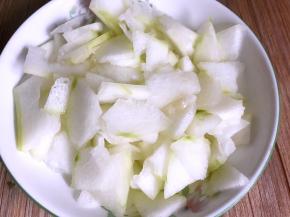 将冬瓜洗净去皮，切薄片，备用