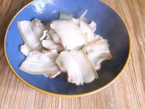 将焯好的五花肉，捞出沥水