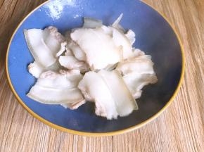 将焯好的五花肉，捞出沥水