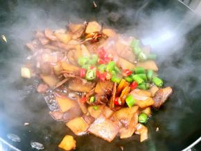加入杭椒和小米椒，炒断生