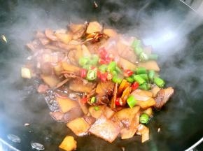 加入杭椒和小米椒，炒断生