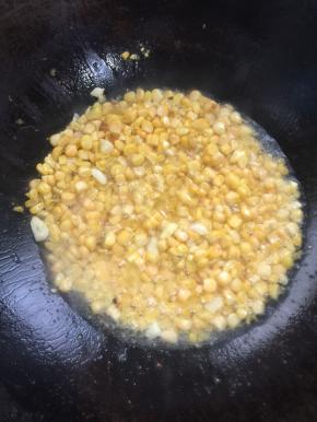 倒入甜玉米粒翻炒至玉米粒熟了。
