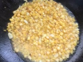 倒入甜玉米粒翻炒至玉米粒熟了。