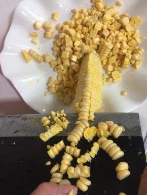 甜玉米用刀把玉米粒切下来。（注意不要伤到手了哦！）