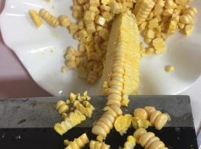 甜玉米用刀把玉米粒切下来。（注意不要伤到手了哦！）