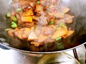 调入味精，炒匀即可