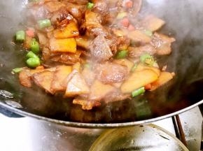 调入味精，炒匀即可