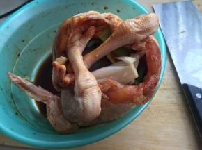 然后塞进鸡肚子里。