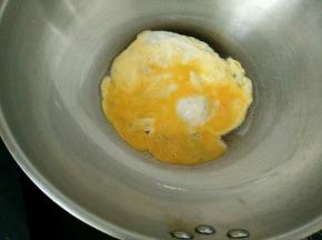 鸡蛋打散煎熟，然后切碎备用。