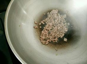 热锅凉油下猪肉，炒至变色。