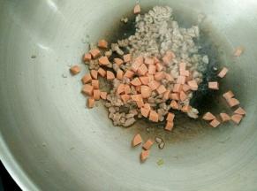 加入火腿丁。