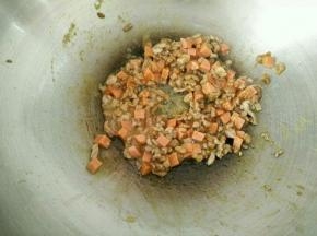 翻炒均匀后加入咖喱和少许热水，小火煮到咖喱融化。