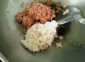 加入糯米饭，翻炒均匀。