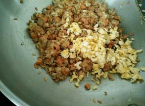 再加入鸡蛋碎，调入适量耗油和盐。