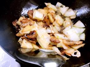 调入盐炒匀入味