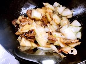 调入盐炒匀入味