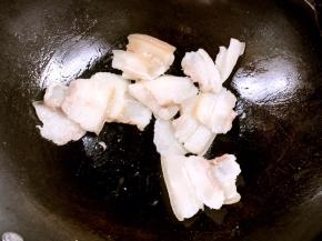 放入锅中，小火煸炒出油