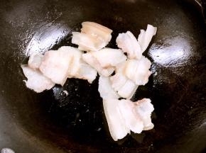 放入锅中，小火煸炒出油
