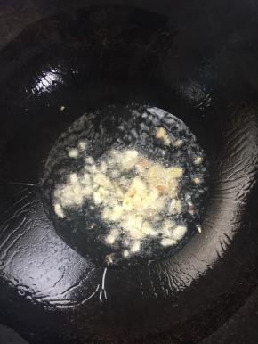 锅烧热倒入适量的油，放入蒜瓣，生姜炒出香味儿。