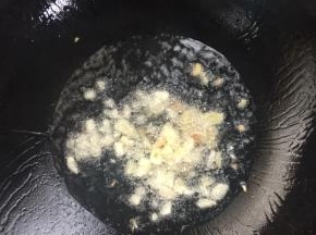 锅烧热倒入适量的油，放入蒜瓣，生姜炒出香味儿。