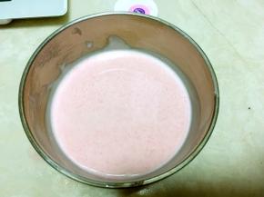 凉至温热，加入粉色色膏，调出自己喜欢的粉色，调颜色的时候巧克力温度不适合过高，要不色膏加入会有颗粒，很难融合在一起