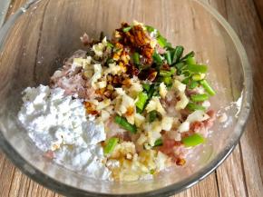 放入肉末里，再加入盐、胡椒粉、料酒、生抽、淀粉