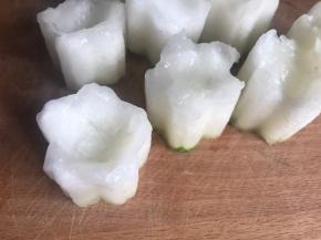 用切花器切成花形块