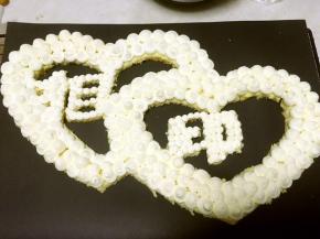 在蛋糕上均匀的挤上奶油，相印两个字用的小号圆形裱花嘴