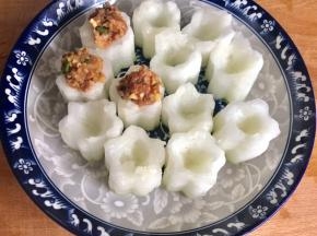 放入腌制好的肉末
