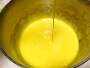 用蛋抽画Z字搅拌均匀，面糊顺滑细腻