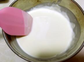 白巧克力隔水加热至融化