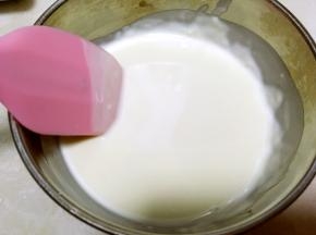 白巧克力隔水加热至融化