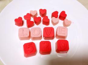 将模具放一旁，巧克力凉透即可脱模