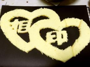 将裁好的心心相印横切开，分成两片