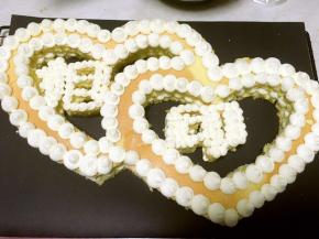 铺上另外一片蛋糕片，挤上奶油中间处先留出来，等装饰好水果、鲜花跟巧克力后再用剩下的淡奶油来添补空白处