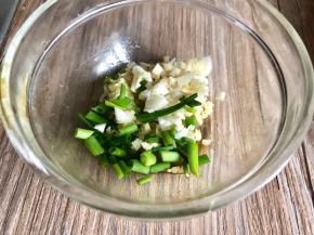 葱、姜、蒜洗净切末